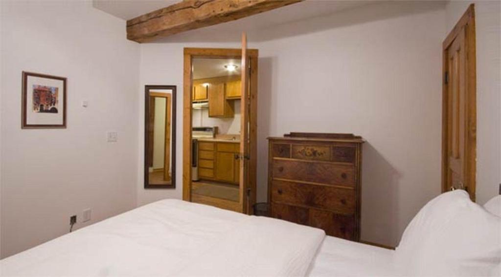 305 North Inn - Galena Room photo